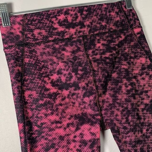 Under Armour Pink & Black Printed Legging Crops - Picture 5 of 6